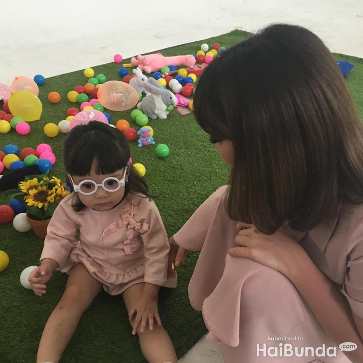 <p>Di sela-sela break pengambilan gambar, Gisel nggak lupa ngajak Gempi main.</p>