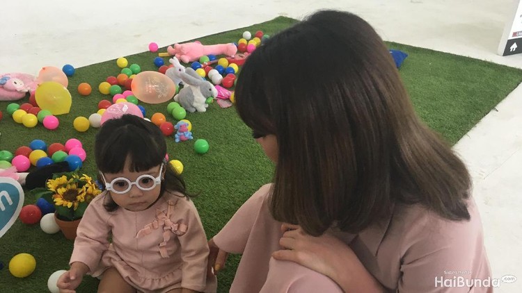 Agar Gempi mau menuruti instruksinya, Gisel berusaha sesabar mungkin saat membujuk si kecil Gempi.