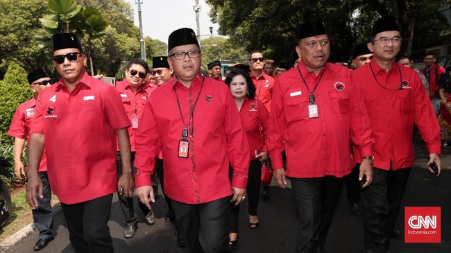 PDI Perjuangan akan mengumumkan calon kandidat di enam daerah pilkada, termasuk Jawa Barat dan Jawa Tengah, pada Minggu (7/1) pagi.