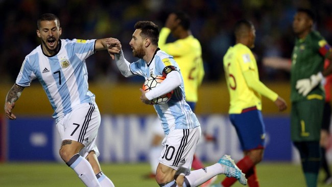 Dua gol Lionel Messi berhasil membawa Timnas Argentina unggul 2-1 atas Ekuador dalam laga kualifikasi Piala Dunia 2018 di Stadion Olimpico Atahualpa.