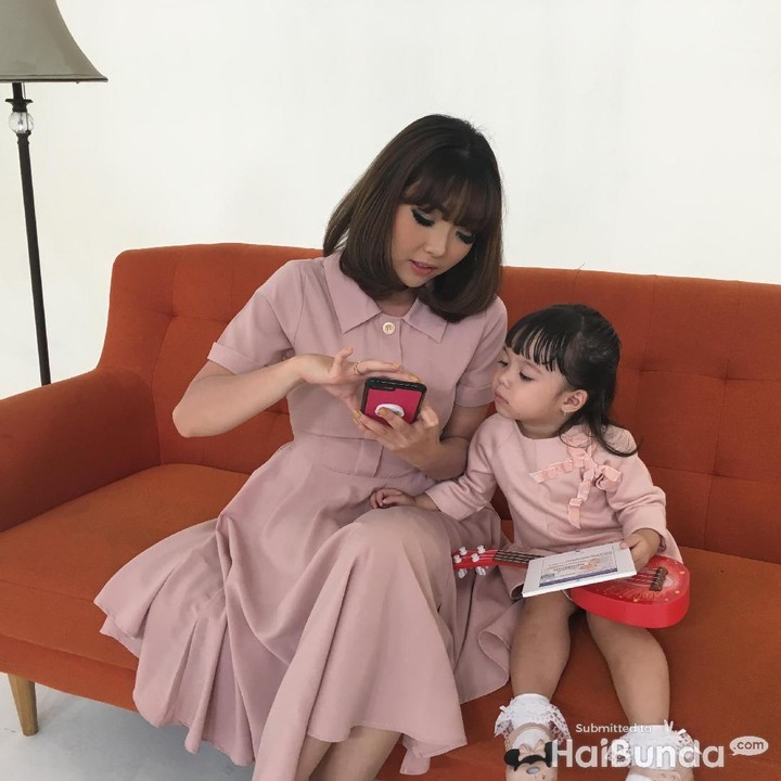 <p>Mama Gisel ngasih tahu ke Gempi koreografi video klip jingle HaiBunda yang bakal mereka lakukan.</p>