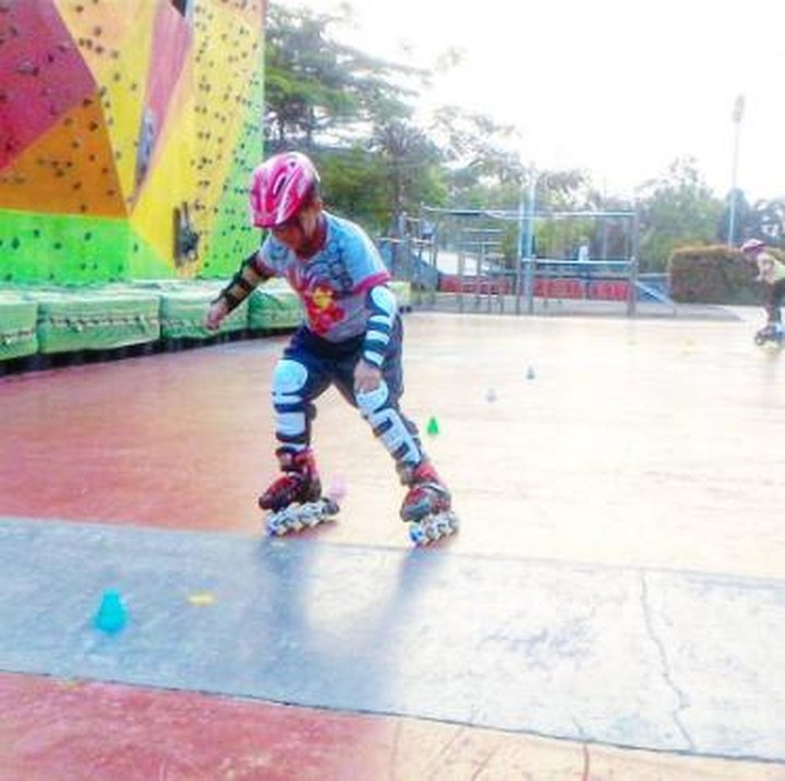 <p>Saat main sepatu roda, jangan lupa juga helm dan pengaman lainnya ya. (Foto: Instagram/bintanginlineacademy)</p>