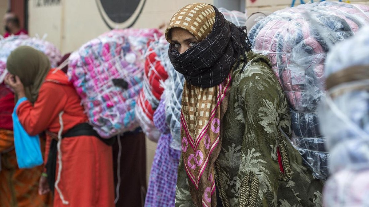 FOTO: 'Perbudakan' Buruh Angkut Perempuan Maroko