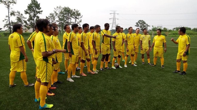 Selepas pensiun, sejumlah veteran Timnas Indonesia 'bersekolah' lagi dengan mengikuti kursus kepelatihan Lisensi A dan B AFC.