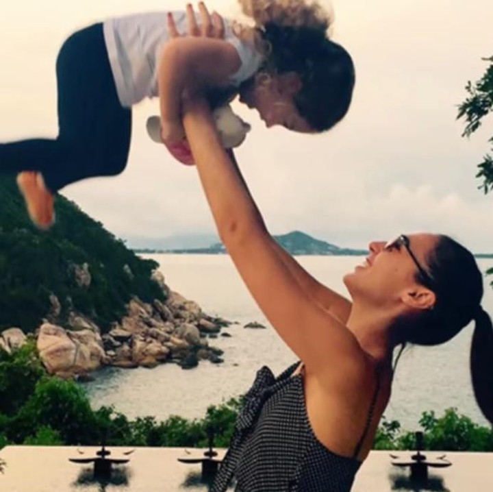 <p>Hal-hal simpel pun bisa jadi quality time buat Gadot dan Alma. (Foto: Youtube/ Easy Tech)  </p>
