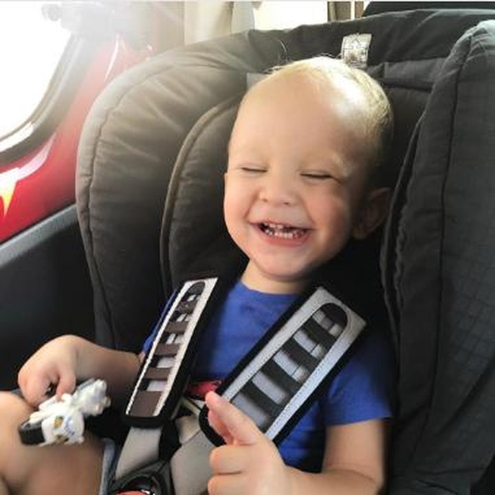 <p>Lihat tuh, si kecil senang duduk di car seat. (Foto: Instagram/pinkfrilly)</p>