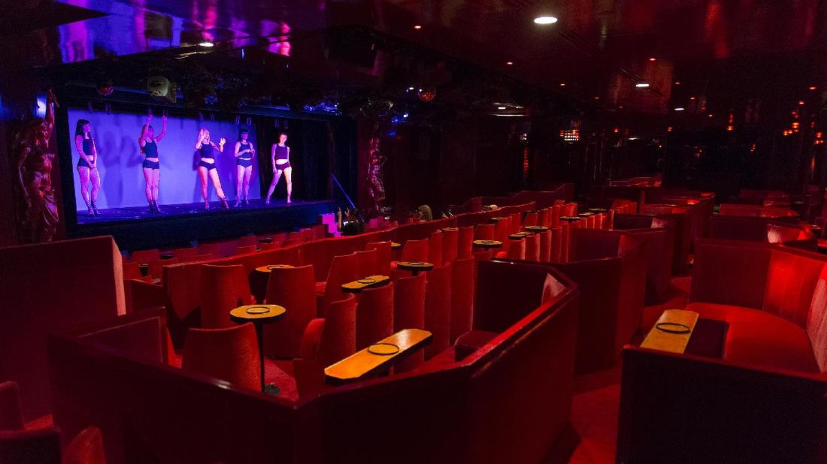 FOTO: Terpesona Liukan Penari Telanjang 'Le Crazy Horse'