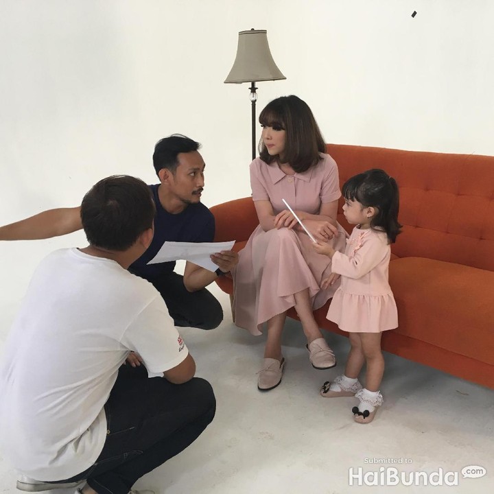 <p>Mama Gisel sama Gempi serius banget nih menyimak arahan dari Om Sutradara.</p>