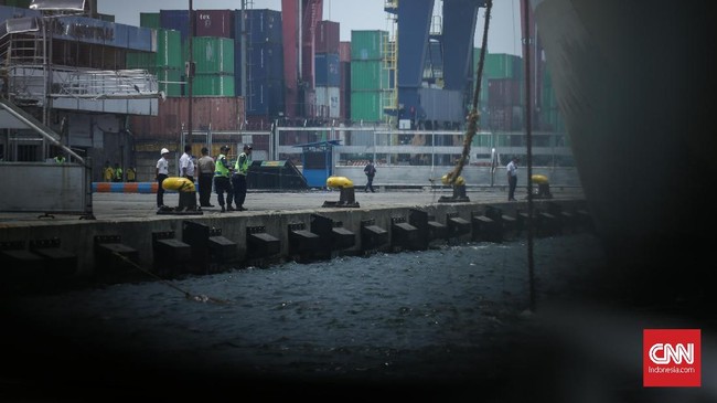Dua rangkaian kereta MRT tiba di Pelabuhan Tanjung Priok, Rabu (4/4). MRT Jakarta menyebut uji coba kereta akan dilakukan Agustus 2018 mendatang.