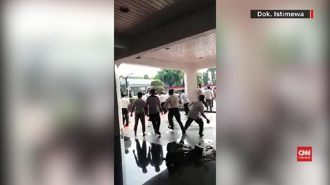 Seorang jurnalis, Budi Mulyawan melaporkan ke polisi dugaan tindak kekerasan yang dialami saat melaksanakan tugas peliputan dalam kericuhan di Kemendagri.