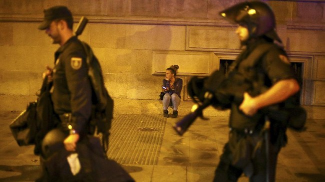 FOTO: Pro-Kontra Penundaan Deklarasi Kemerdekaan Catalonia
