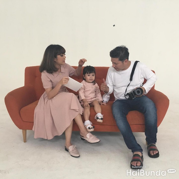 <p>Papa Gading 'turun tangan' juga buat bujuk Gempi take gambar. Hi-hi-hi.</p>