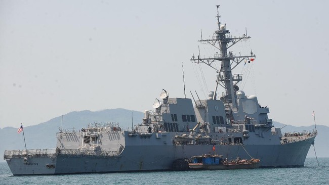 Kapal perang Amerika Serikat, USS Blue Ridge, bersandar di pelabuhan Tanjung Priok di Jakarta, Indonesia, pada Rabu (26/7).