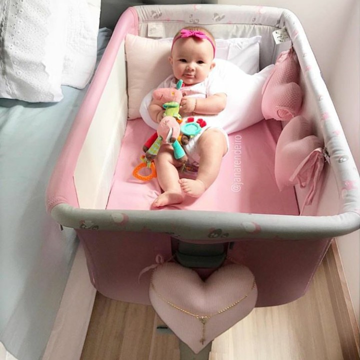 <p>Lucunya si kecil yang lagi asyik sama boneka di tempat tidurnya. (Foto: Instagram @janareindero)</p>