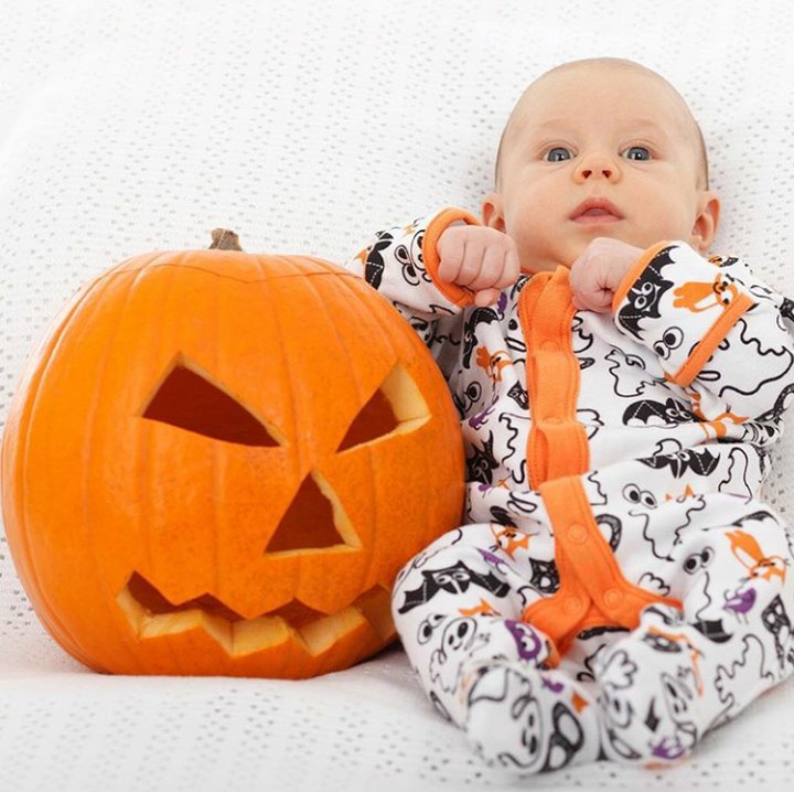 <p>Bajunya juga bertema Halloween nih. (Foto: Instagram @dinksi_baby)</p>