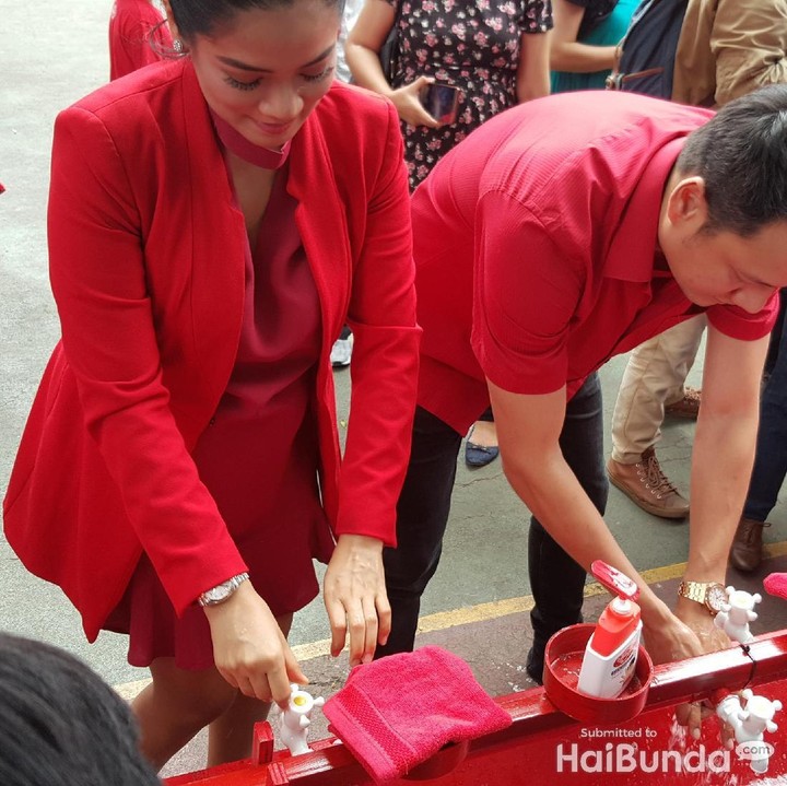 Pasangan selebriti Titi Kamal dan Christian Sugiono juga mengkampanyekan pentingnya cuci tangan pakai sabun.