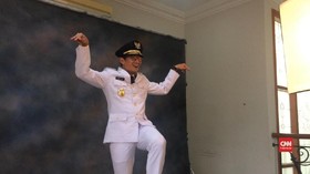 VIDEO: Gaya Anies-Sandi Kala Berpakaian Dinas