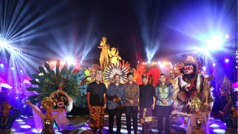 Menteri Pariwisata Arief Yahya turut memeriahkan acara pembukaan Pesona Mandiri Nusa Dua Fiesta 2017.