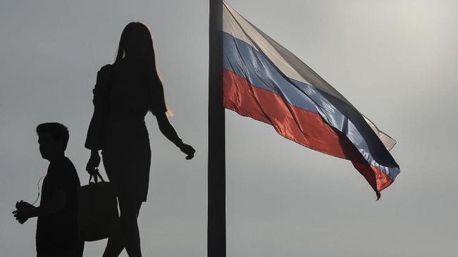 Pemerintah Indonesia diminta melakukan pendekatan kepada kelompok peretas dalam negeri agar tidak ikut campur dalam proxy perang siber ke Rusia.