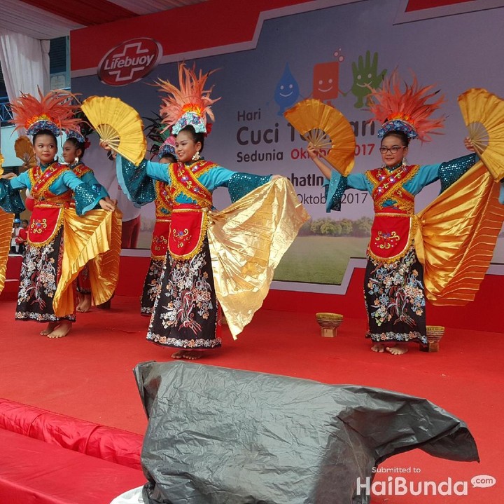 Anak-anak pintar ini juga unjuk kebolehan menari, lho.