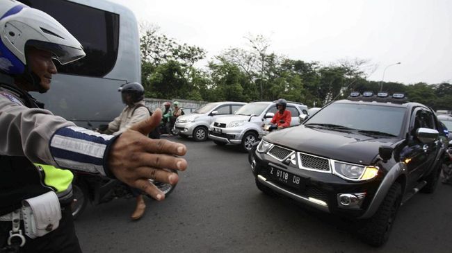 Polisi 'Nemplok' di Kap Mobil: Saya Hanya Jalankan Tugas