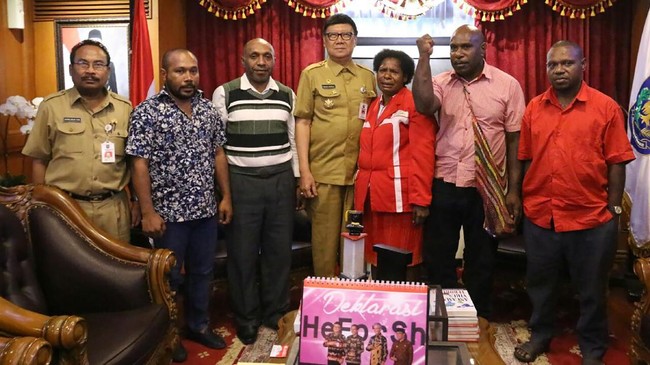 Penangguhan penahanan warga Tolikara dibantu Kapolda Papua dengan syarat mereka membantu terciptanya suasana kondusif di Tolikara.