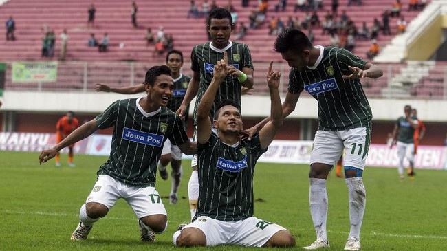 Persebaya Surabaya dan PSMS Medan sudah memastikan tiket ke Liga 1. Dua tim akan bertarung berebut trofi Liga 2 malam ini.