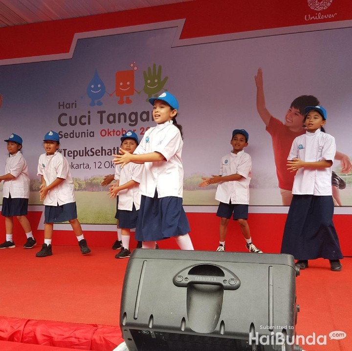 Para murid memperagakan senam cuci tangan yang benar.