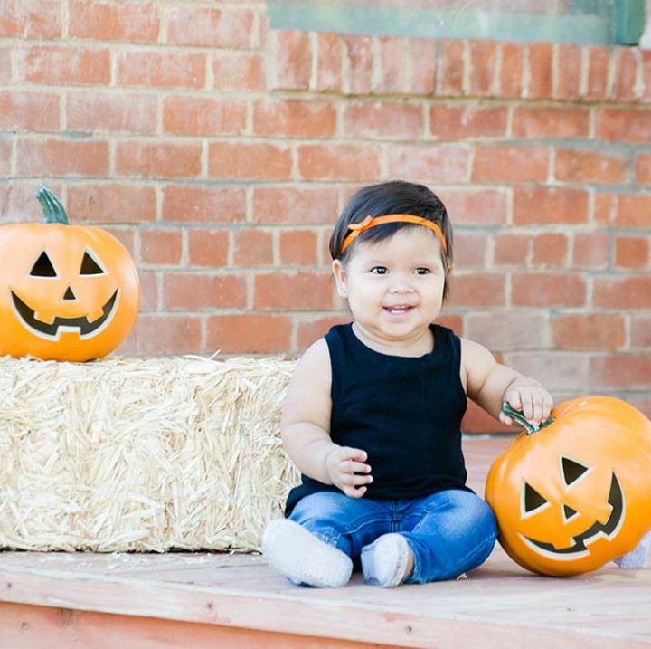 <p>Warna bando-nya matching sama labu atau pumpkin-nya ya, Bun. (Foto: Instagram @nataliek_g)</p>
