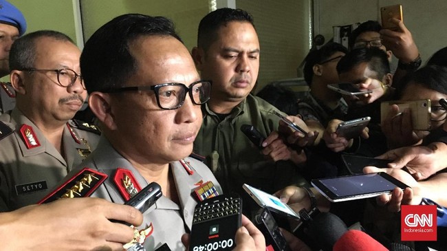 Kapolri Jenderal Tito Karnavian meminta media tidak mengadu pernyataannya soal Densus Antikorupsi dengan pernyataan pihak-pihak lain.