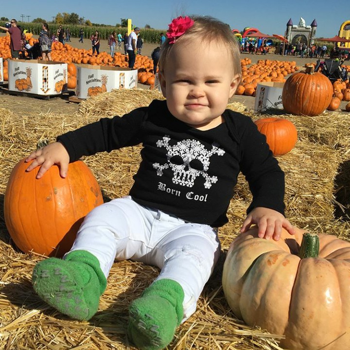 <p> Berpose di pasar yang penuh pumpkin dulu. (Foto: Instagram @jugeybaby)</p>