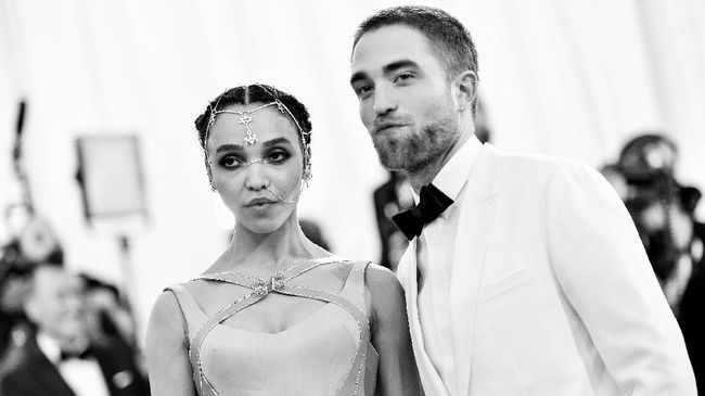 Tiga tahun menjalin pertunangan, Robert Pattinson disebut bosan atas hubungannya dengan FKA Twigs hingga dikabarkan keduanya telah bubar.