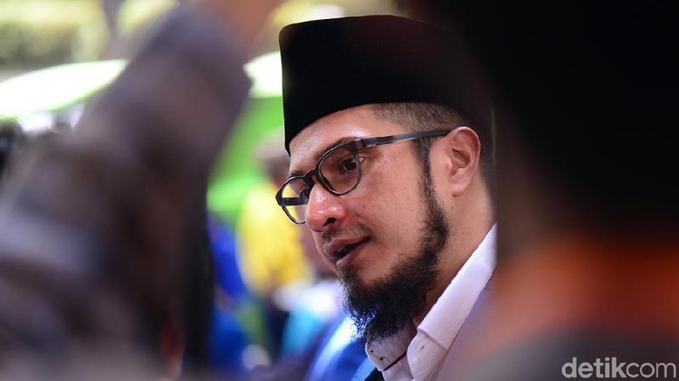 Dari model di cover boy, bintang sinetron, sampai akhirnya jadi anggota DPR, berikut ini fakta-fakta Primus Yustisio.