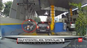 VIDEO: Motor Patroli Terobos Masuk, Mobil Tertimpa Palang Tol
