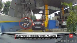VIDEO: Motor Patroli Terobos Masuk, Mobil Tertimpa Palang Tol