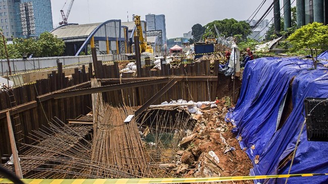 Pihak Adhi Karya selaku pelaksana proyek LRT memastikan pemasangan tiang LRT tidak terganggu peristiwa longsor di Menara Saidah, Cikoko, Jakarta Selatan.