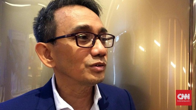 Hasnul Suhaimin, mantan CEO XL Axiata, menilai upaya pemerintah untuk memvalidasi data pelanggan seluler dengan NIK dan KK positif meski prakteknya sulit.