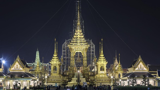 Jelang upacara kremasi Raja Bhumibol Adulyadej, Bangkok diramaikan ratusan ribu warga yang berduka dan ingin turut serta dalam penghormatan terakhir Kamis ini.