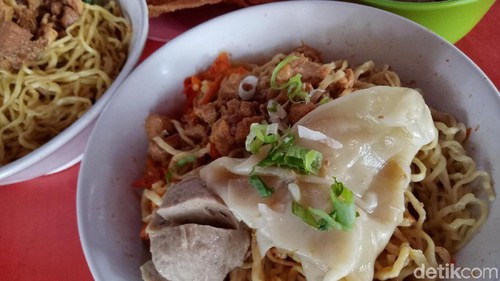 Mie Uleg Rio: Pedas Mantap! Mie Ayam Komplet dengan Paduan Cabai Ulek Mie Uleg Rio: Pedas Mantap! Mie Ayam Komplet dengan Paduan Cabai Ulek