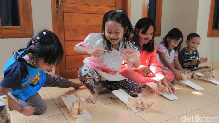 Mengapa Ada Anak yang Suka Merebut Benda Milik Orang Lain? Sudah punya mainan sendiri, tapi kenapa ya ada anak yang suka merebut mainan temannya ya?