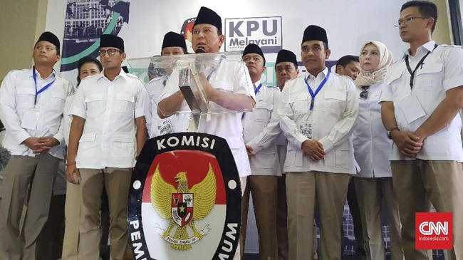 Prabowo Subianto hadir dalam pendaftaran Partai Gerindra ke KPU. Prabowo mengingatkan agar masyarakat menjaga demokrasi Indonesia.
