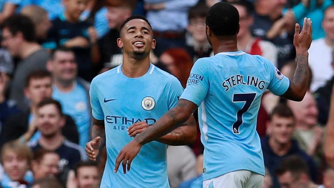 Manchester City tampil dominan di babak pertama saat menjamu Stoke City di Etihad, Sabtu (14/10). Hasilnya, The Citizens unggul 3-1 atas tamunya.