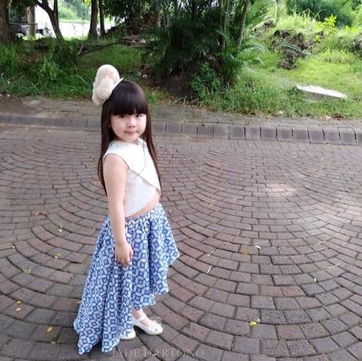 <p>Pakai batik juga bisa gaya kok. (Foto: Instagram/jadehartono)</p>