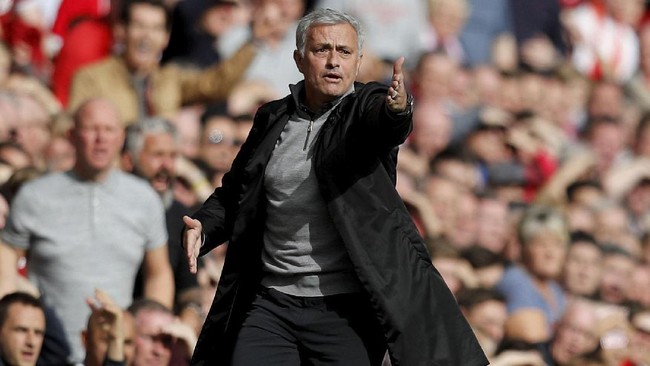 Jose Mourinho tetap merahasiakan alasannya tak akan mau menangani Barcelona. Ia juga menyebut, Manchester United tak akan menjadi klub terakhirnya.