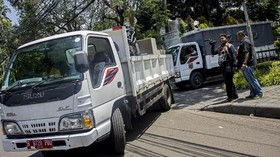 Truk Pasir Reklamasi Dihancurkan Warga Kalideres