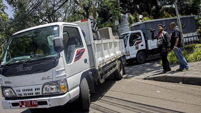 Kepolisian melarang truk melintas wilayah sekitar ibu kota saat puncak arus mudik dan balik lebaran 2018, kecuali truk bermuatan sembako dan BBM.