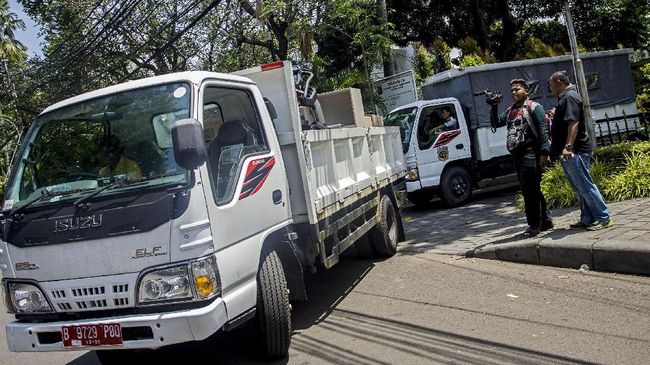 Truk Dilarang Melintas Saat Puncak Arus Mudik dan Balik Kepolisian melarang truk melintas wilayah sekitar ibu kota saat puncak arus mudik dan balik lebaran 2018, kecuali truk bermuatan sembako dan BBM.