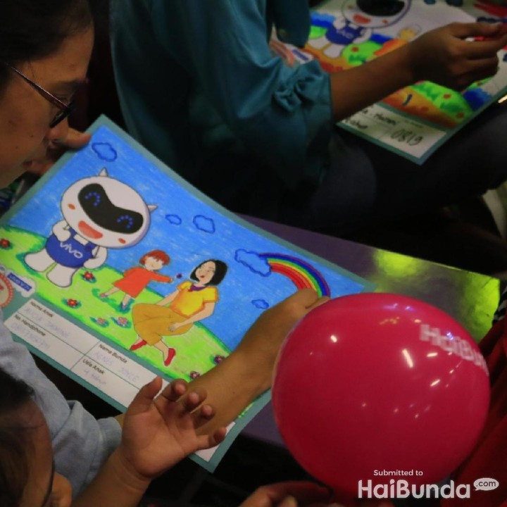 <p>Si kecil istirahat sejenak, bunda lanjut terus mewarnai. </p>