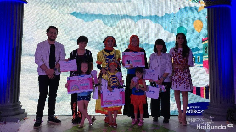 Tiga pasang Bunda dan si kecil ini sukses menyabet gelar juara di Fashion Show bunda dan anak Festival Bunda Happy. Siapa aja?