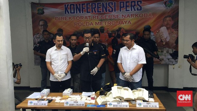 Polisi menangkap tiga orang di Jakarta Timur yang diduga terlibat kasus peredaran sabu. Mereka mengemas sabu dalam kemasan buku dan sabun.